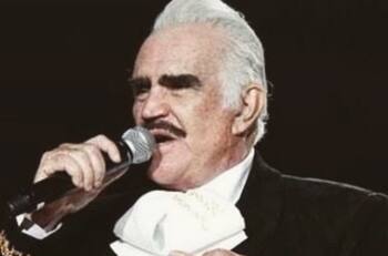 Fans de Vicente Fernández tacharon de "vieja abusona" a admiradora que lo besa en la boca