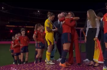 VIDEO | Polémica en España por beso del presidente de la Federación a figura de su Selección en pleno festejo