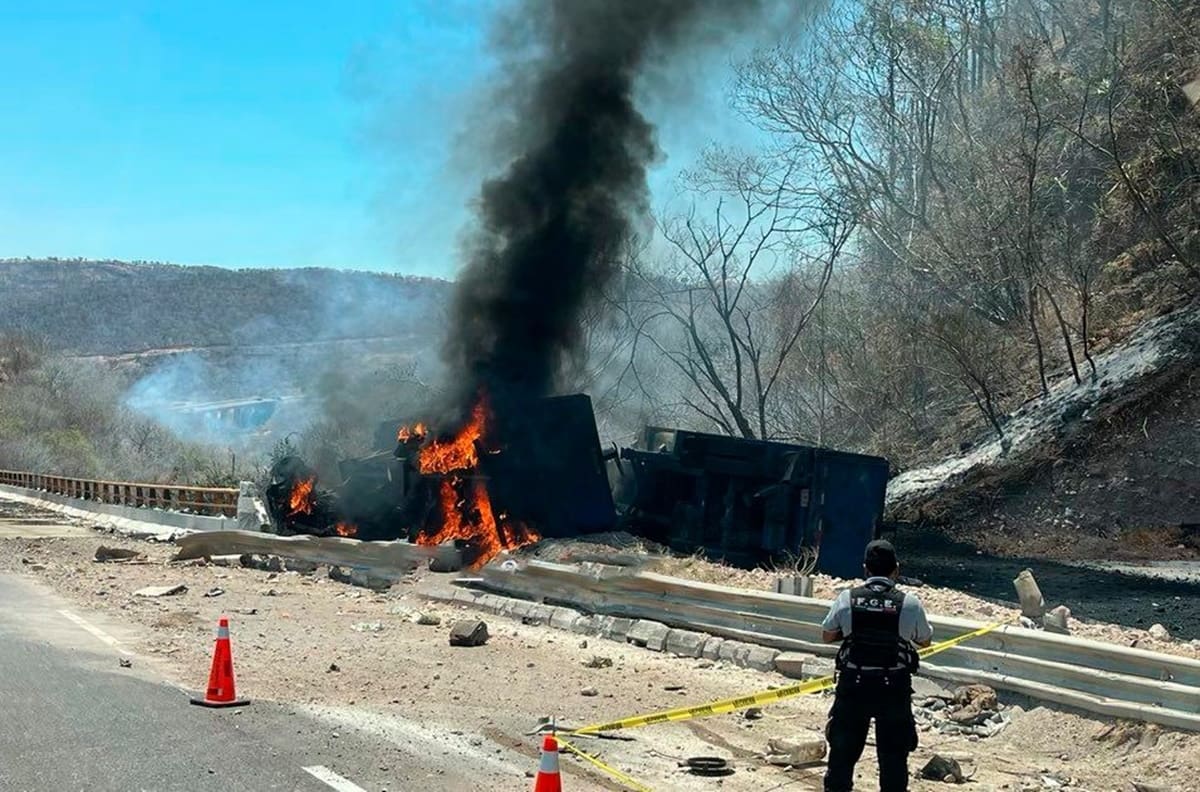 VIDEO: Tráiler cargado de cemento pierde el control, se vuelca e incendia afectando a otros