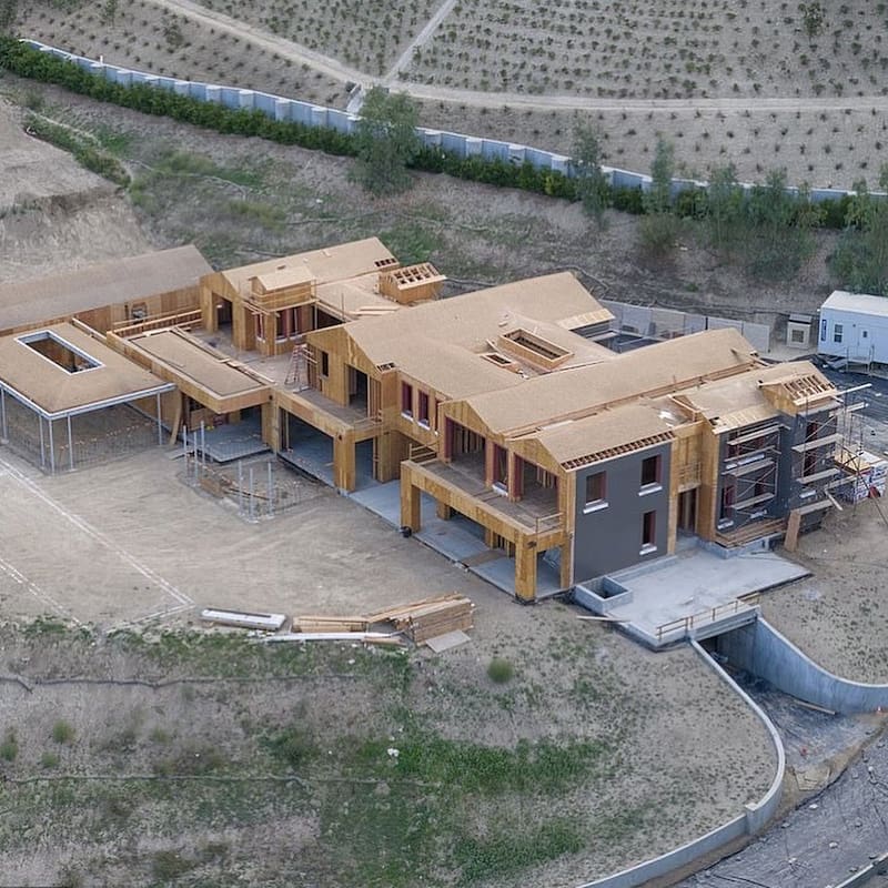Ya han pasado tres años desde que Kylie Jenner está construyendo su tercera casa en un terreno de dos hectáreas y el lujoso inmueble ya está tomando forma.