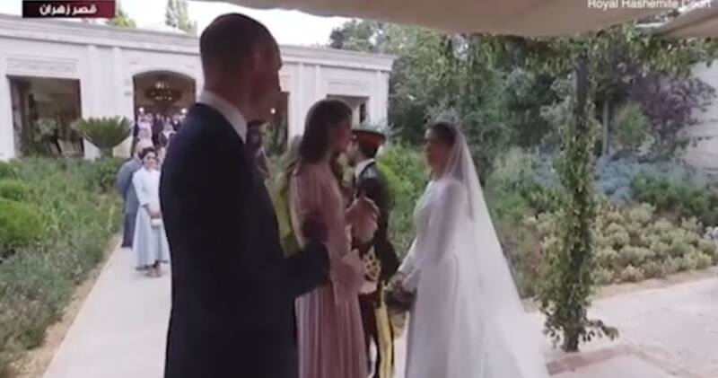 El príncipe y la princesa de Gales felicitando al príncipe Hussein y Rajwa al Taif