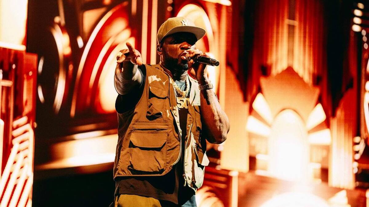 50 Cent le lanzó micrófono a fanática en pleno show: Quedó con un corte en su cabeza
