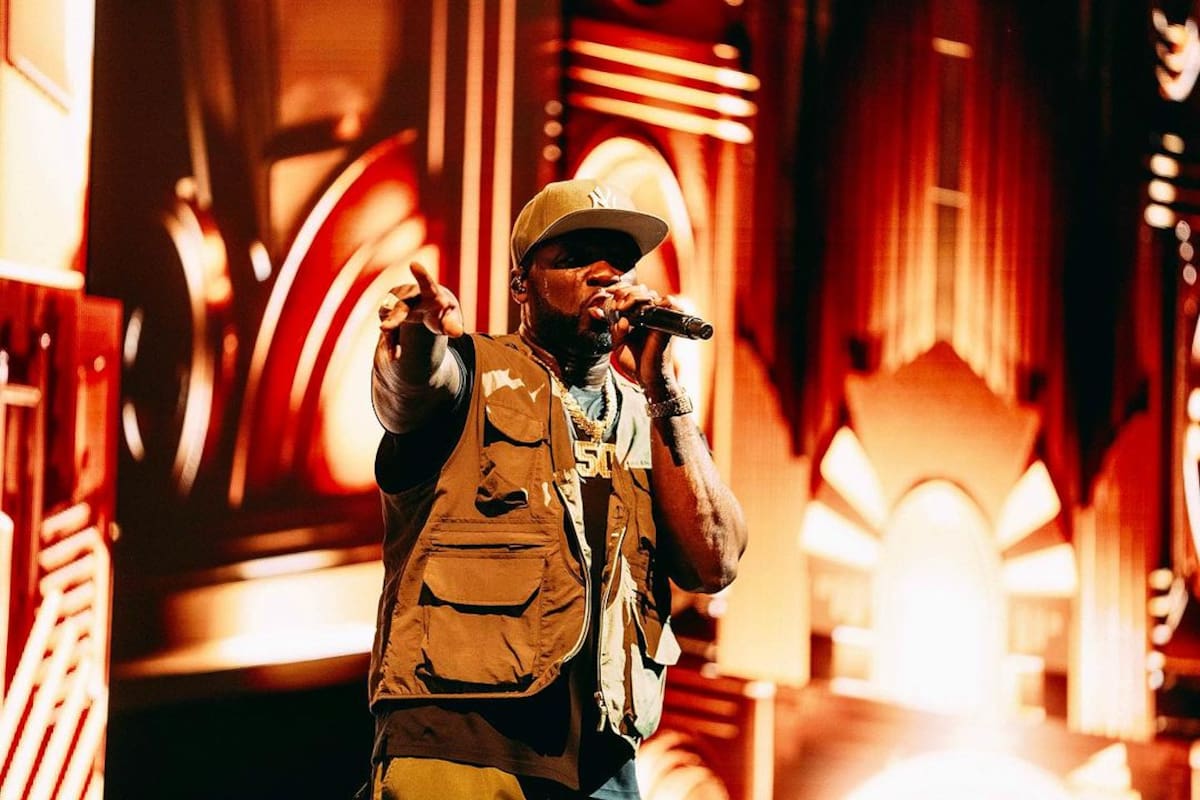 50 Cent lanzó micrófono a fanática en pleno concierto.