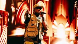 50 Cent le lanzó micrófono a fanática en pleno show: Quedó con un corte en su cabeza