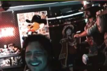 Christian Nodal experimenta actividad paranormal en video en vivo