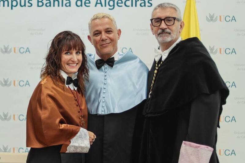 Alejandro Sanz recibiendo los honores en la Universidad de Cádiz.