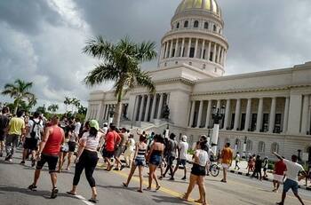 Presidente de Cuba niega acusaciones de represión en protestas del domingo