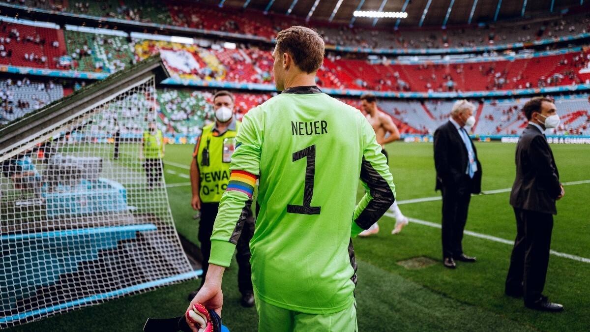 UEFA no sancionará a Neuer por usar brazalete de arcoíris