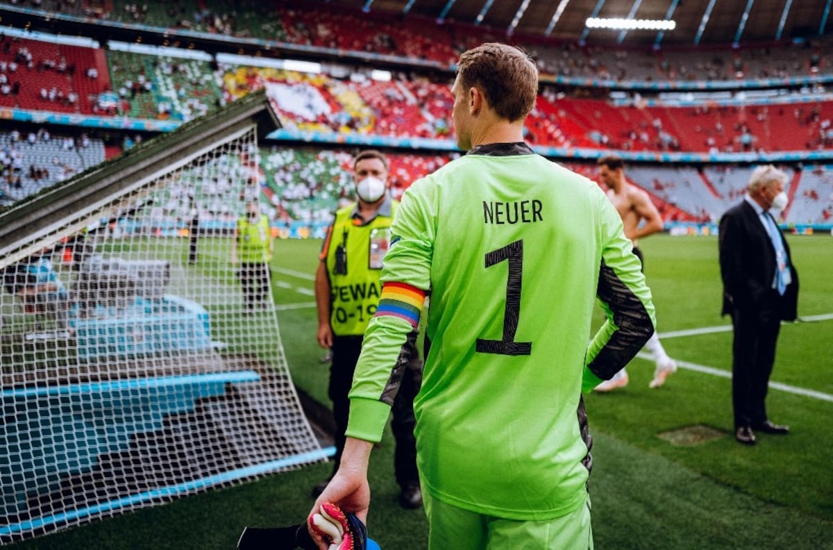 UEFA no sancionará a Neuer por usar brazalete de arcoíris