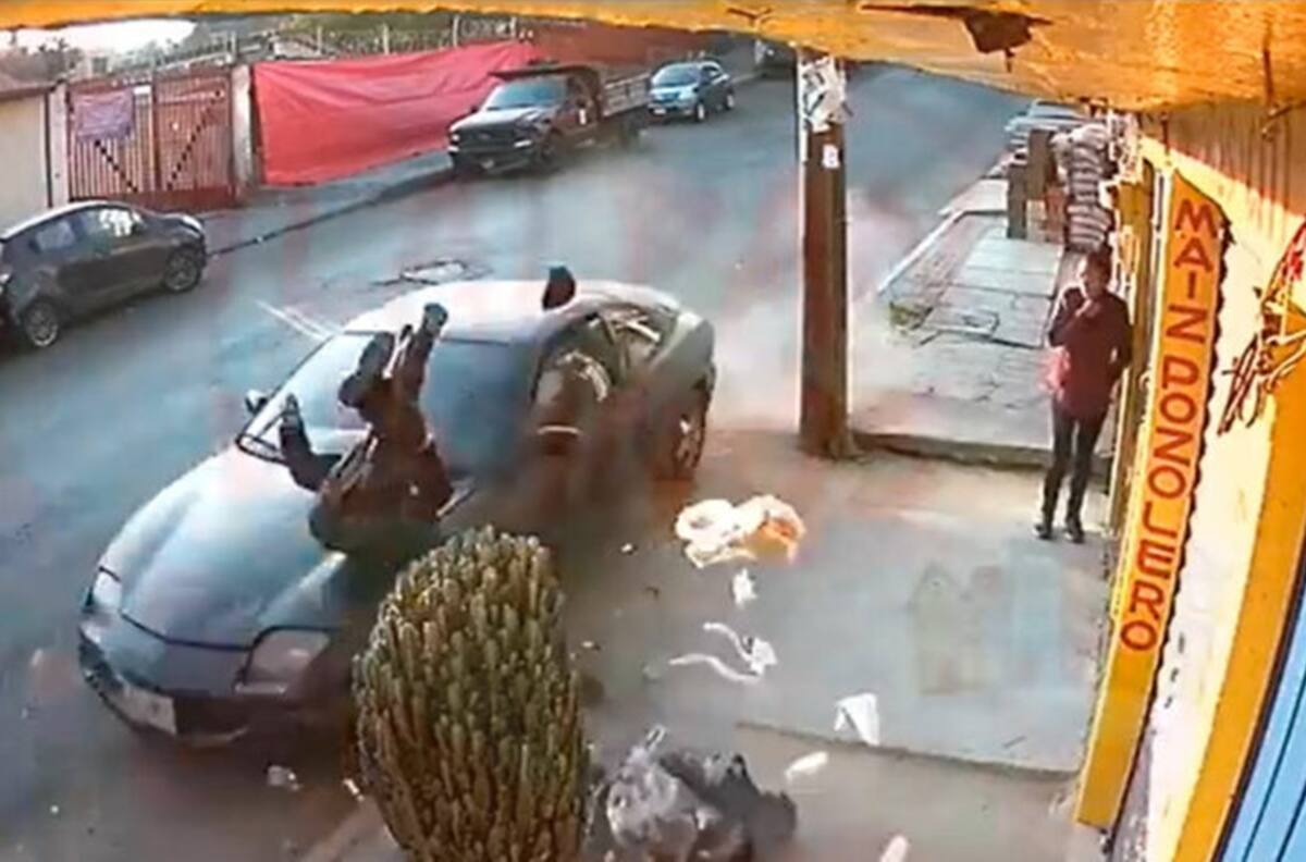 VIDEO: Vehículo que iba echando carreras atropella a un hombre y se da a la fuga