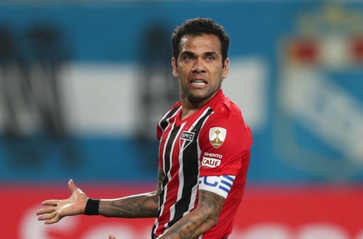 Dani Alves reveló su futuro para la siguiente temporada