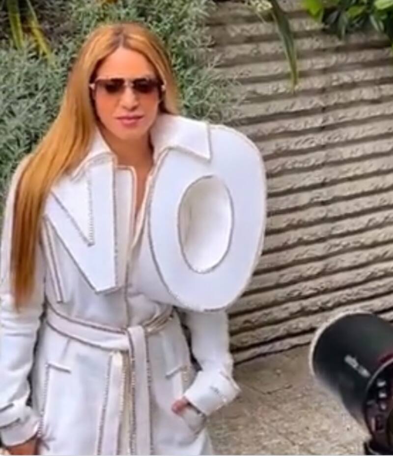 La cantante llego a la Semana de la Alta Costura en París