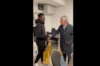 Video: Mourinho recompensa a Afena-Gyan tras marcar doblete en la Serie A