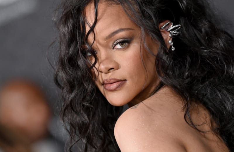 Según People, fuentes cercanas a la cantante revelaron que Rihanna dio a luz su segundo hijo con A$AP Rocky.