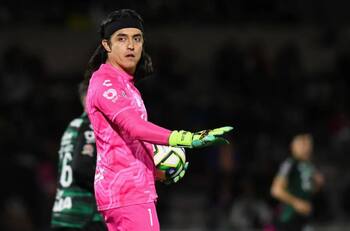 La impresionante atajada de Carlos Acevedo en el partido entre FC Juárez y Santos Laguna