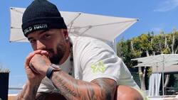 Maluma es acompañado por la mujer de su vida en vuelo por Nueva York