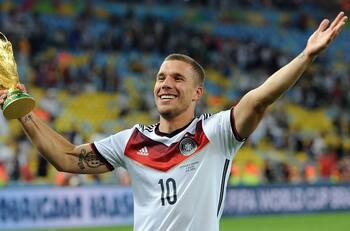 Fútbol de estufa: Lucas Podolski podría llegar a Querétaro y romper el mercado