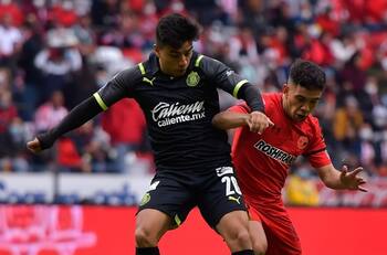 Toluca empata a las Chivas con gol de último minuto de Leo Fernández