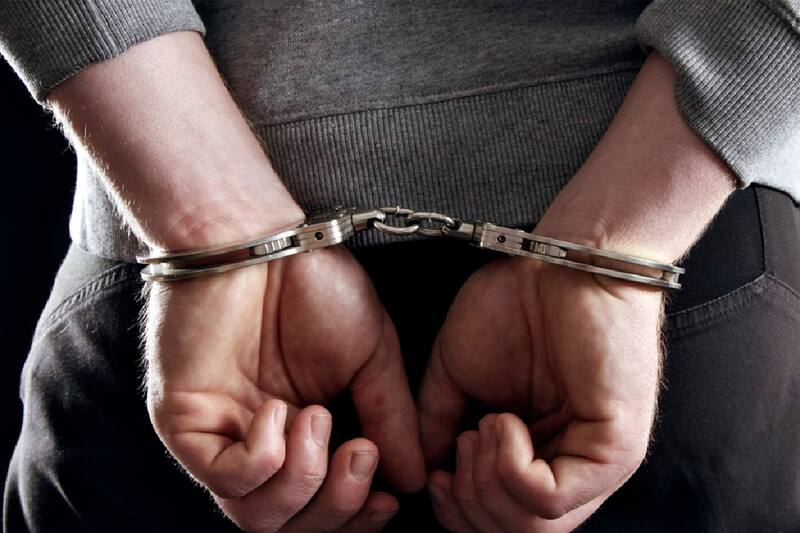 Arrestado y policías comiendo juntos en Ecuador.