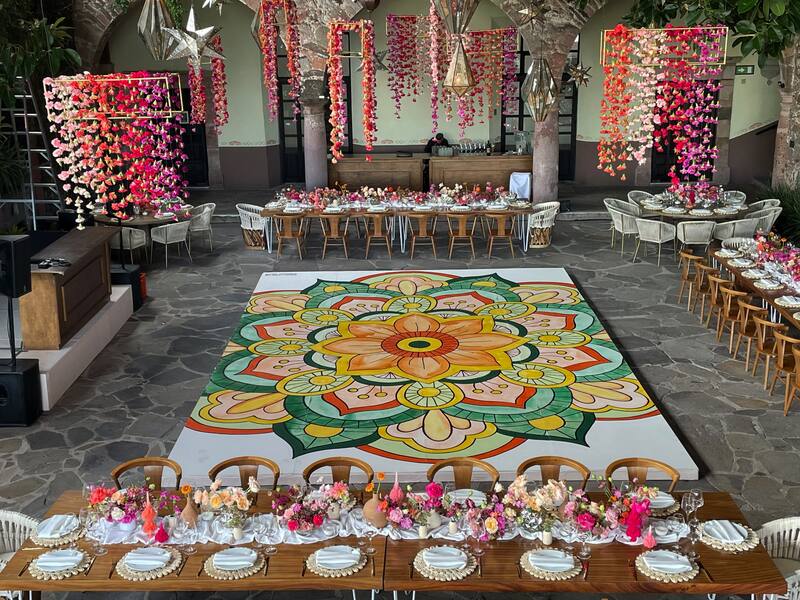 Ubicado en el Centro de la ciudad, dentro de un inmueble virreinal de carácter monumental, construido en 1735.