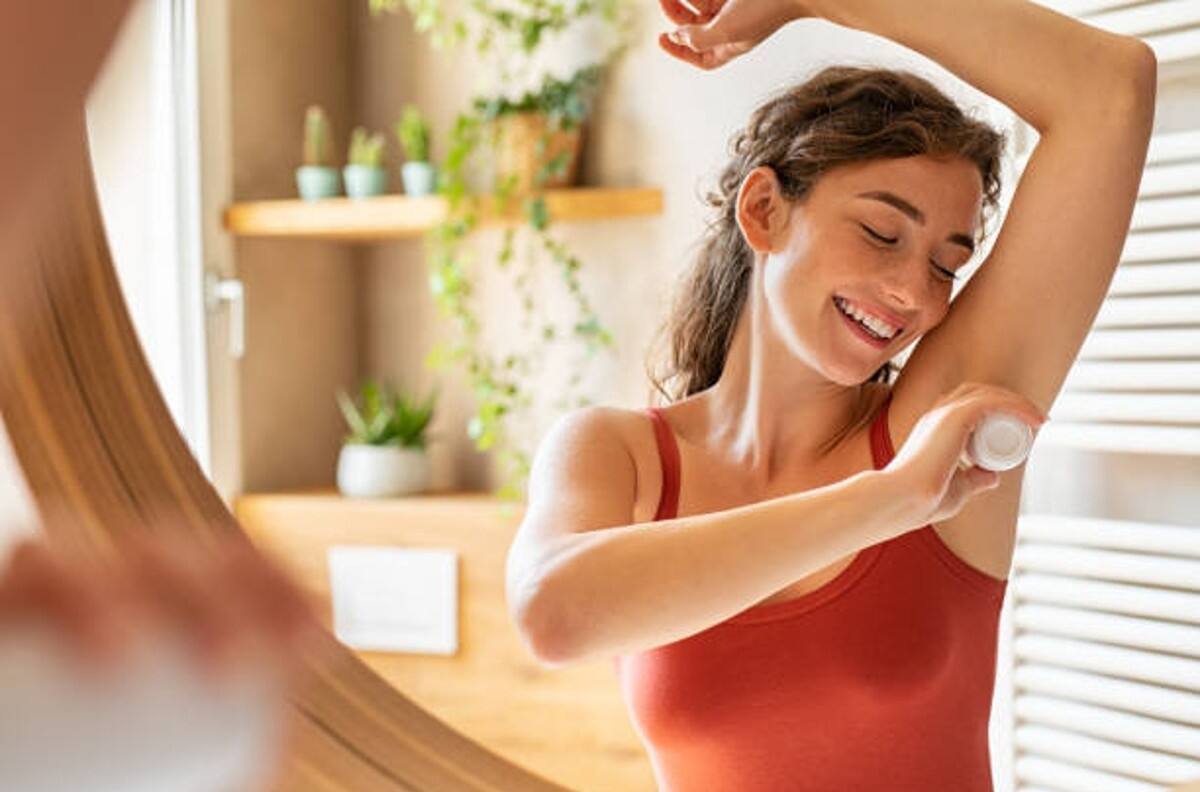 ¿Desodorante en la mañana o noche? Esto recomiendan los dermatólogos