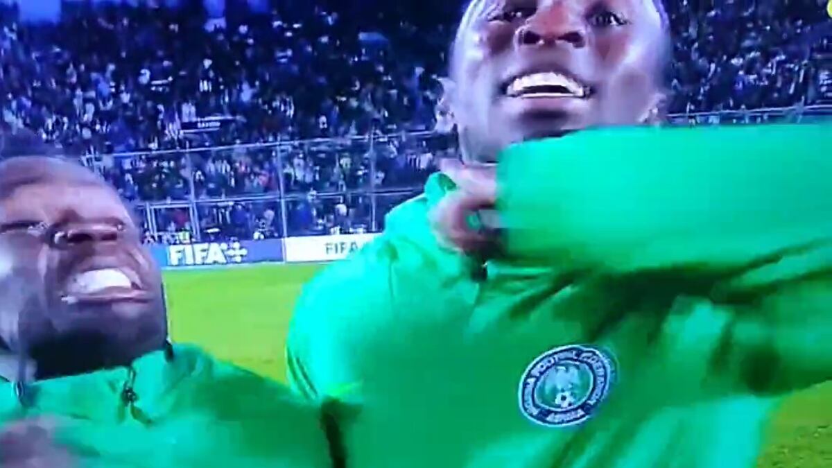 Jugador de Nigeria realiza provocador gesto a las cámaras de la transmisión del Mundial sub 20.