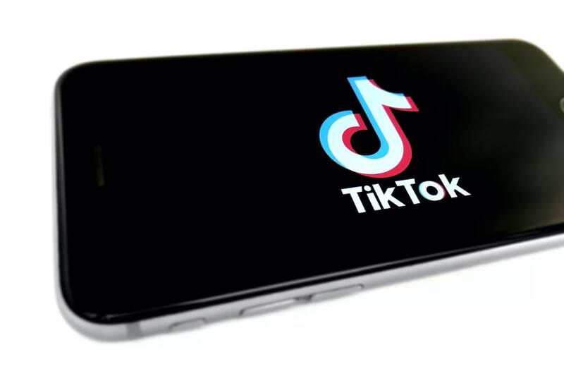 Podrás hacer otras cosas mientras disfrutas de tus videos favoritos en TikTok.