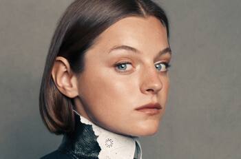 El llamativo y extravagante look de Emma Corrin en los "Critics Choice Awards"