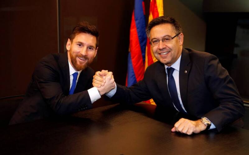 Bartomeu (a la derecha de Messi) es el presidente del Barcelona denunciado por la justicia española.