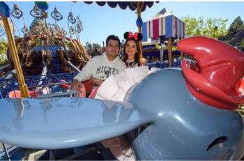 Jorge Salinas y Elizabeth Álvarez llevan a sus hijos a Disneylandia a celebrar su cumpleaños