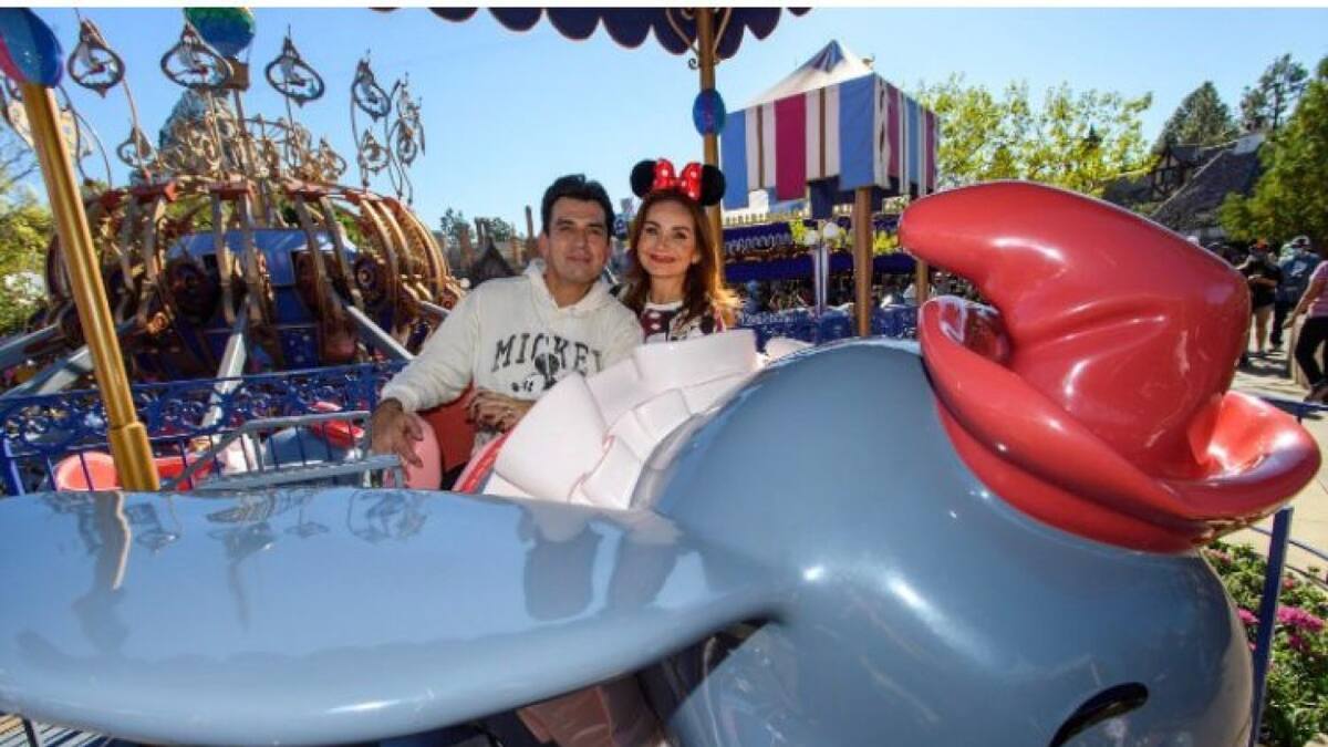 Jorge Salinas y Elizabeth Álvarez llevan a sus hijos a Disneylandia a celebrar su cumpleaños