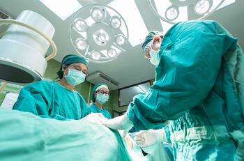 ¡Increíble! Hospitalizan a niño de 4 años por una hernia y doctora le hace vasectomía