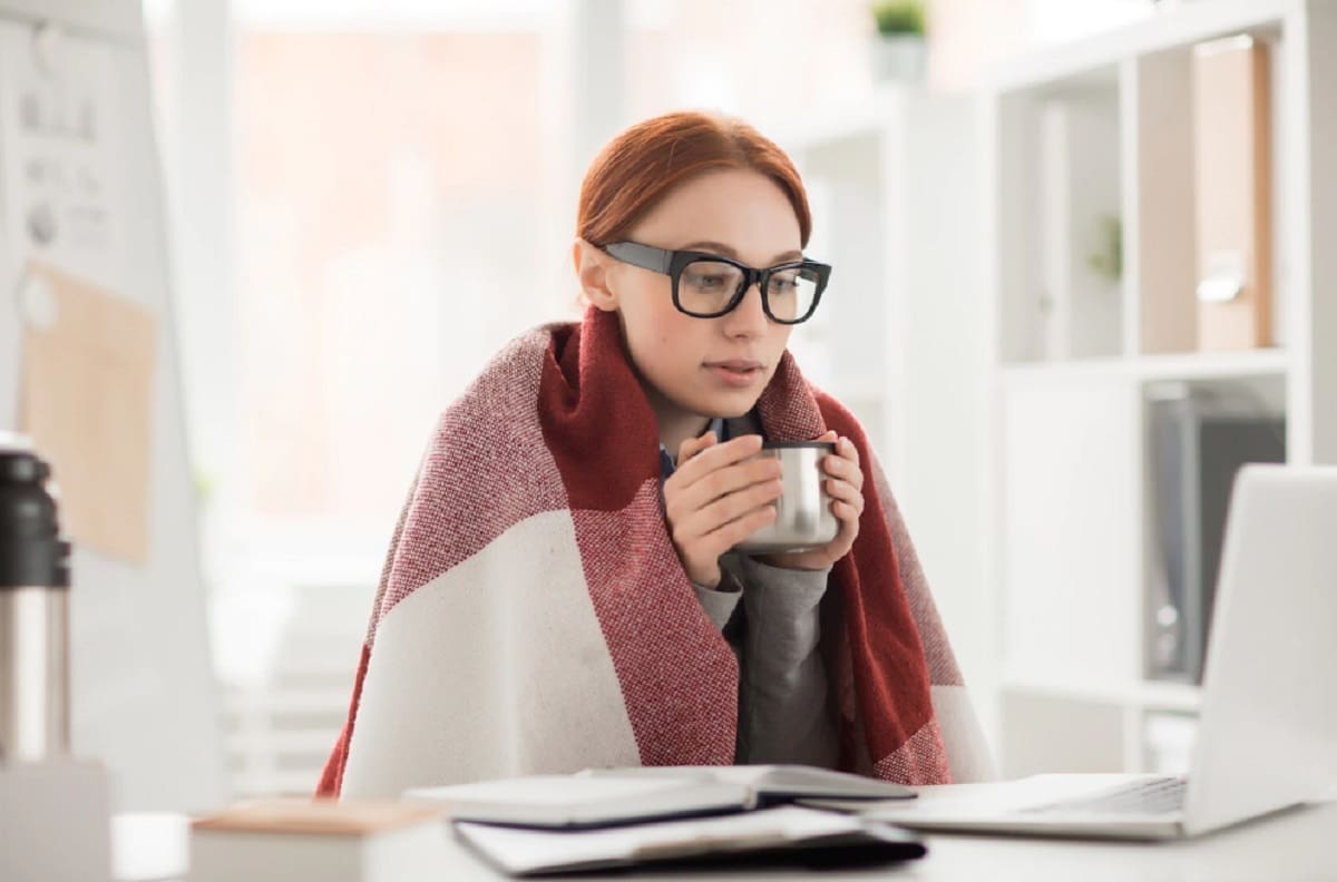 Moda: Consigue un lindo outfit de frío con tenis para ir a la oficina y no morir en el intento