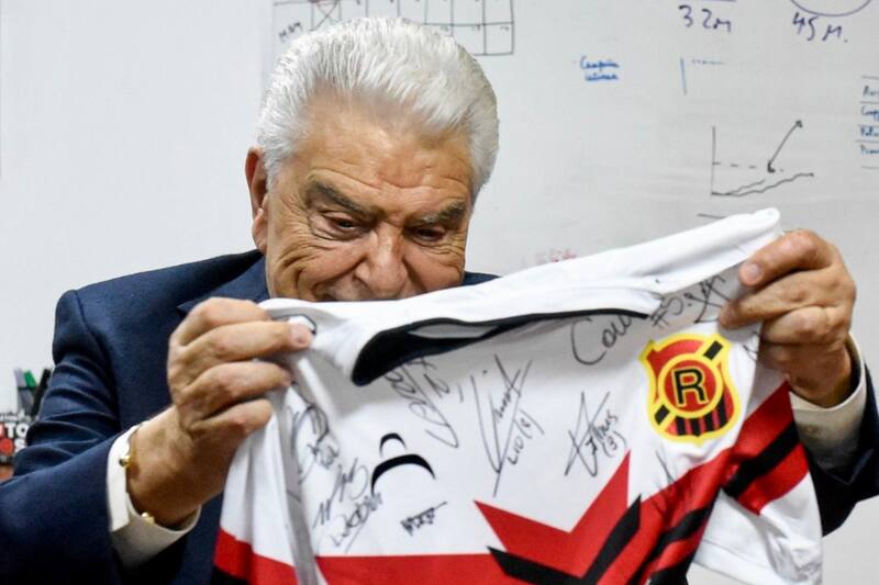 Don Francisco posó con la camiseta de Rangers. Crédito: @Rangersdetalca_.