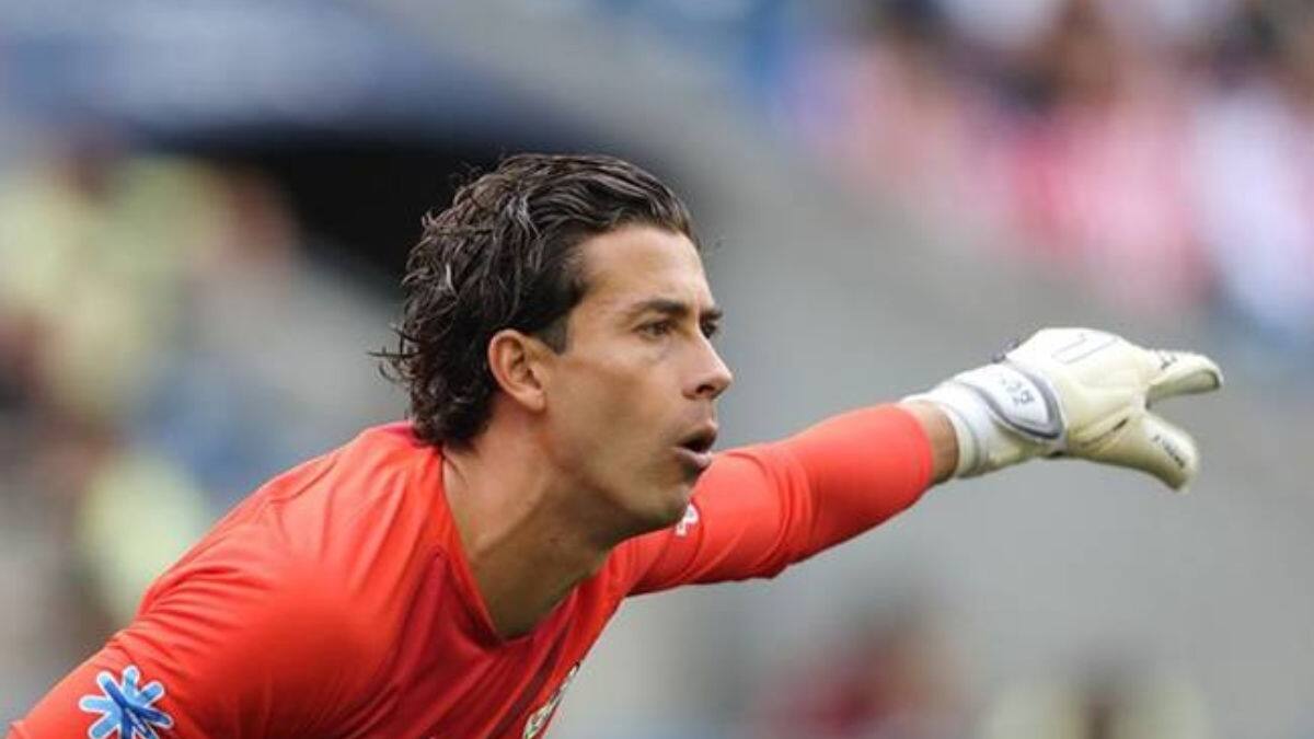 ¿Error de Óscar Jiménez? Toluca aprovecha un rebote del portero para abrir el marcador