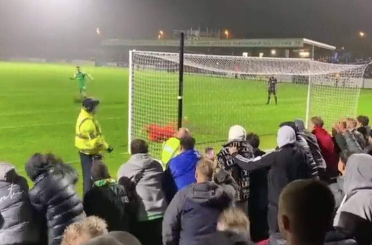 Video: El penal peor cobrado de la historia que un policía festejó