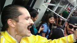 Al ritmo del mítico "¡EO!" hombre vestido de Freddie Mercury se vuelve viral en un metro de Medellín