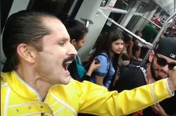 Al ritmo del mítico "¡EO!" hombre vestido de Freddie Mercury se vuelve viral en un metro de Medellín