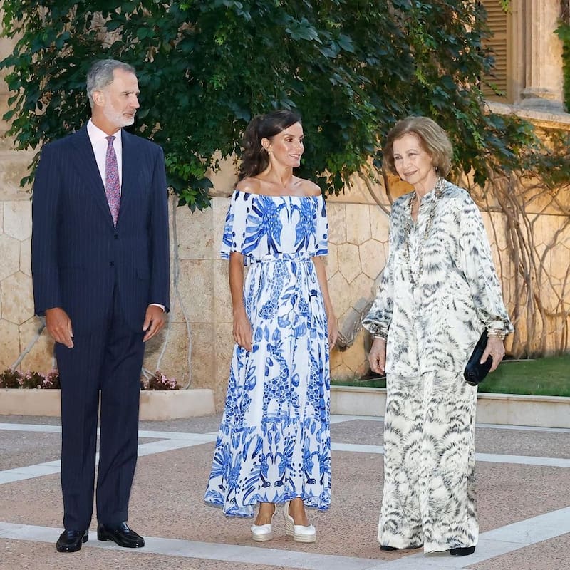 La monarca estrenó vestido para la recepción en el Palacio de Marivent.