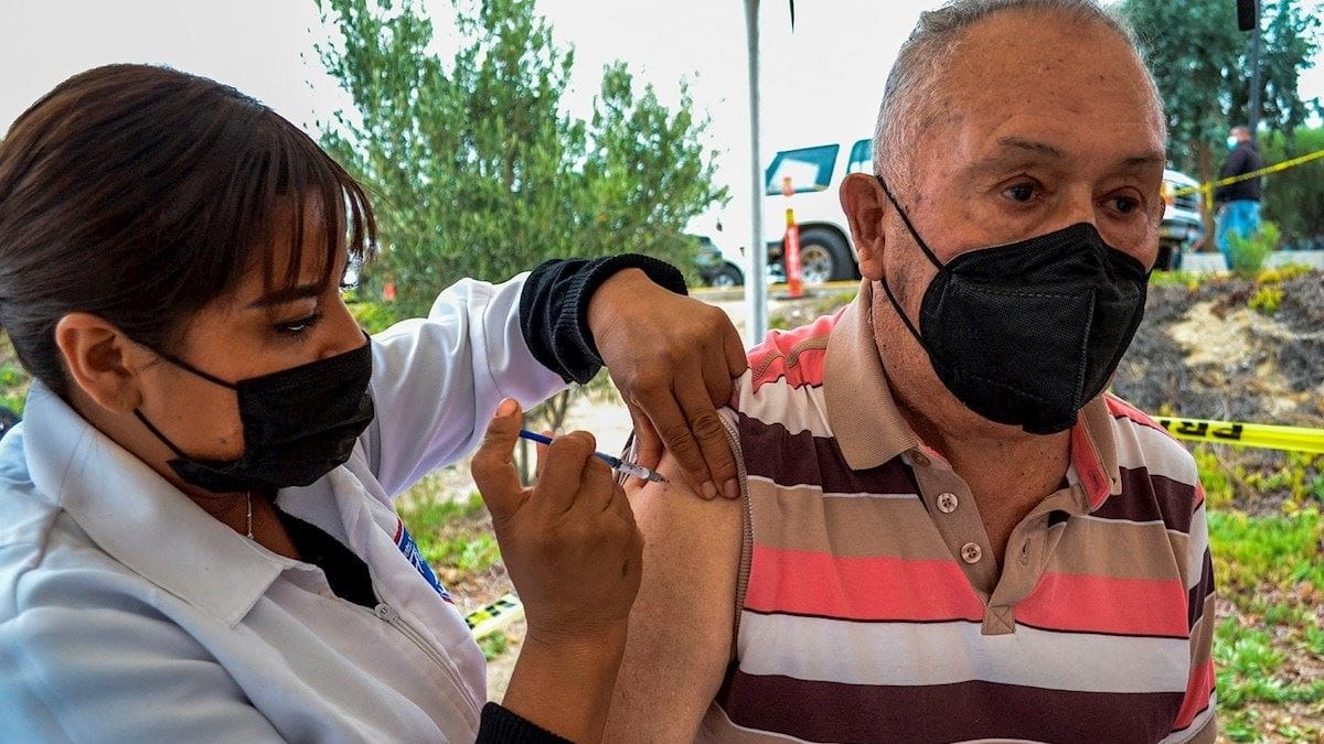Refuerzo de la vacuna contra covid-19 para adultos mayores: así te tienes que registrar