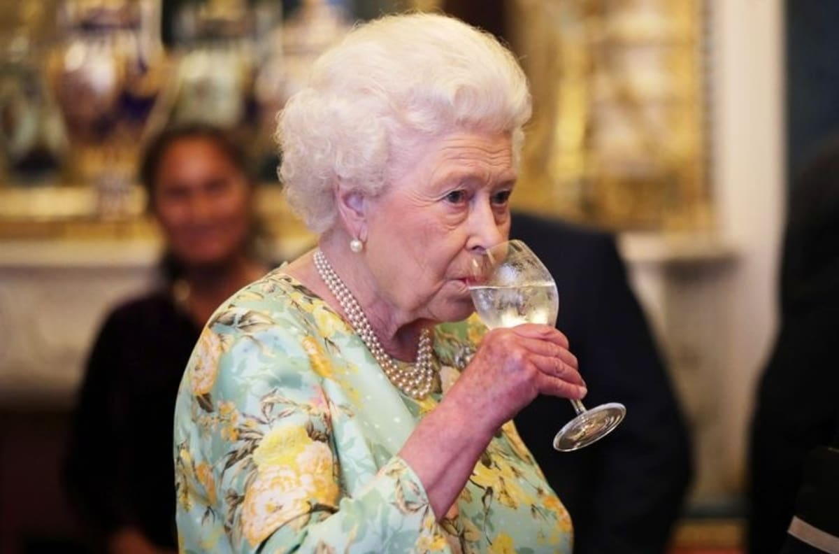 Vienen en dos variedades: La reina Isabel acaba de lanzar su propia cerveza