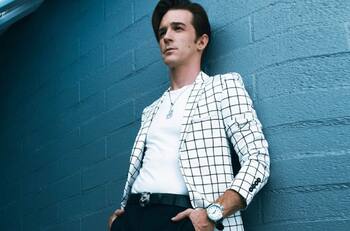 Drake Bell fue aplastado por mexicanos en Monumento a la Revolución