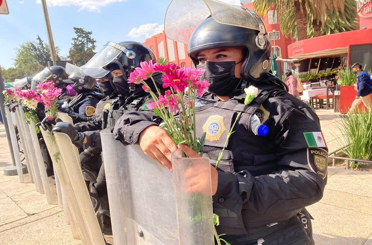 VIDEO | Policías se unen a la marcha del Día Internacional de la Mujer