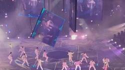 VIDEO | ¡Terrible! Pantalla gigante cae encima de bailarines en pleno concierto