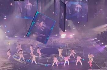 VIDEO | ¡Terrible! Pantalla gigante cae encima de bailarines en pleno concierto