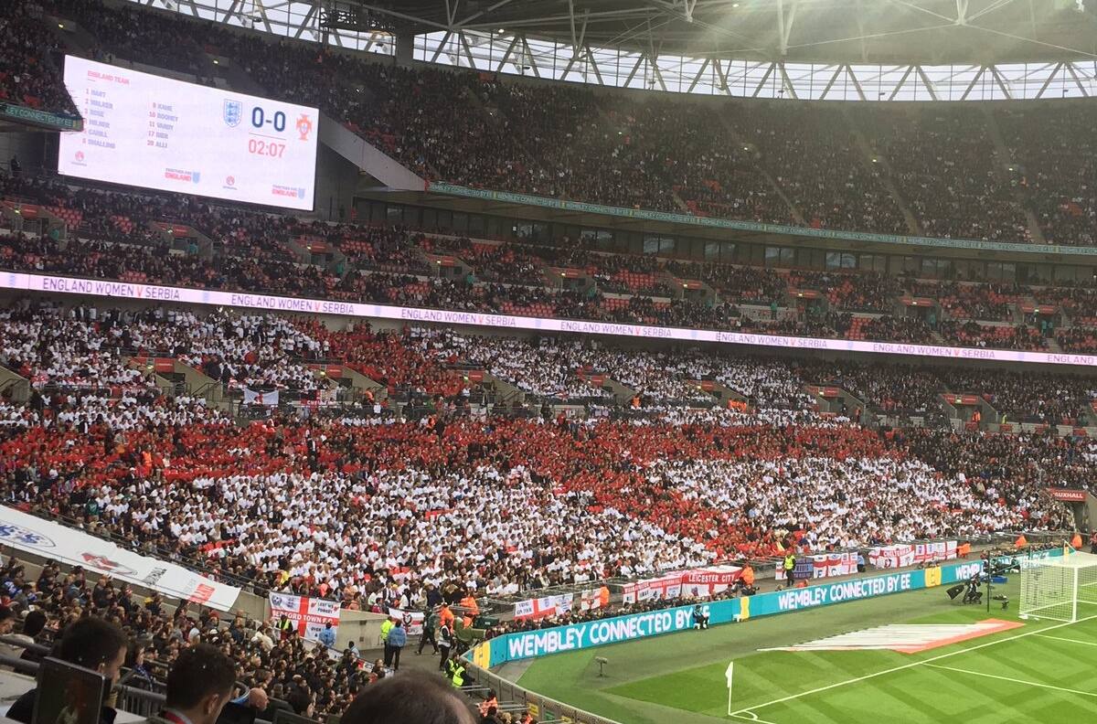 UEFA investiga afición inglesa por disturbios en Wembley