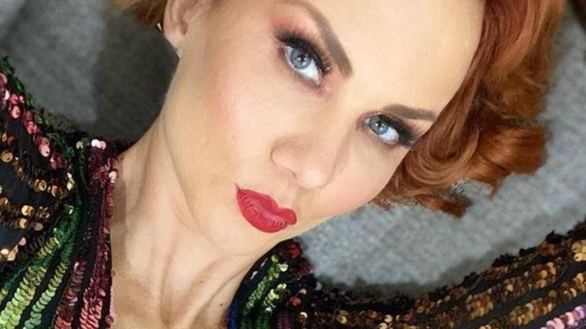 Michelle Vieth enciende las redes con atrevido atuendo para "Cuéntamelo ya"