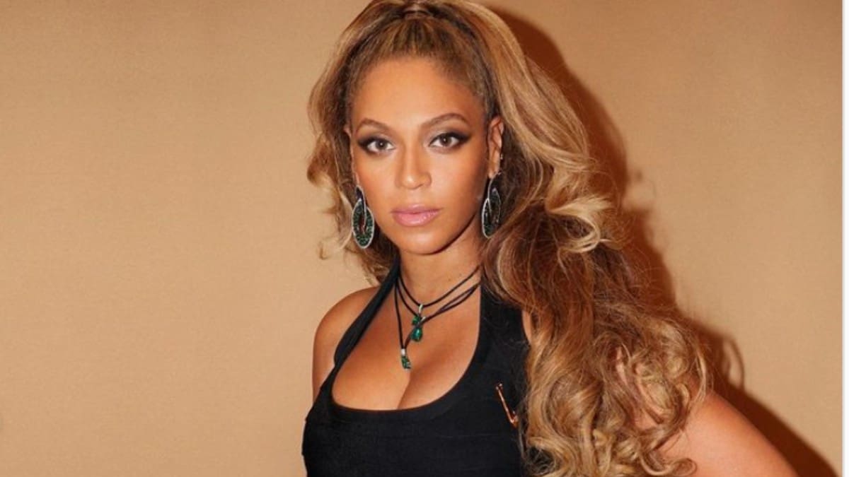 Beyoncé impone moda sobre plataformas y minivestido