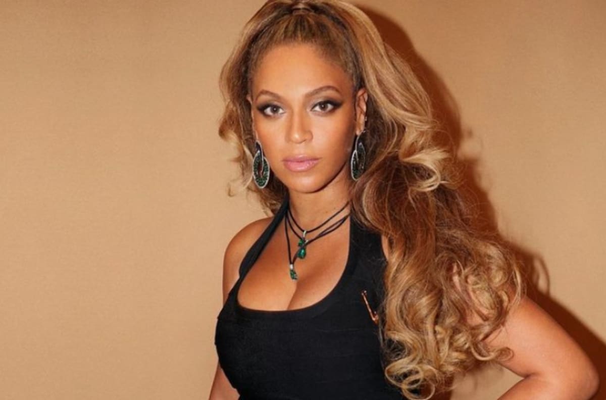 Beyoncé impone moda sobre plataformas y minivestido