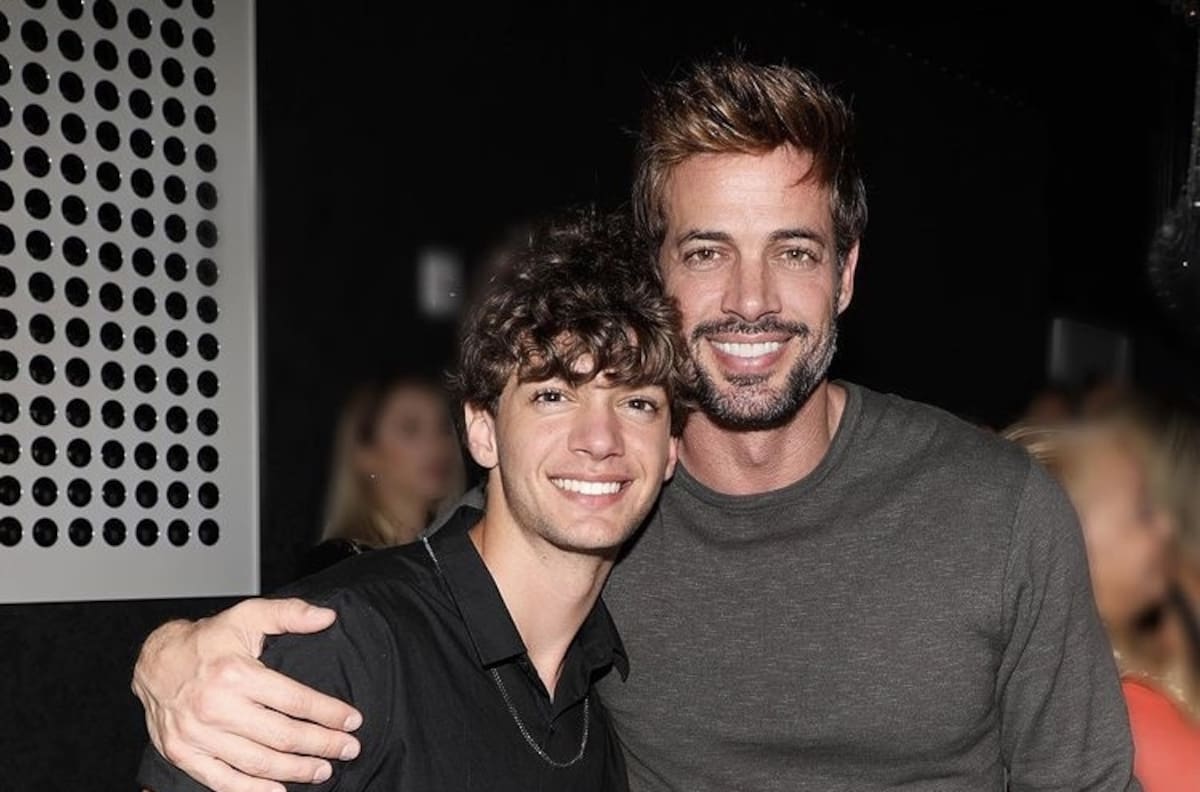 Hijo de William Levy presume a su novia, previo a la celebración del 14 de febrero